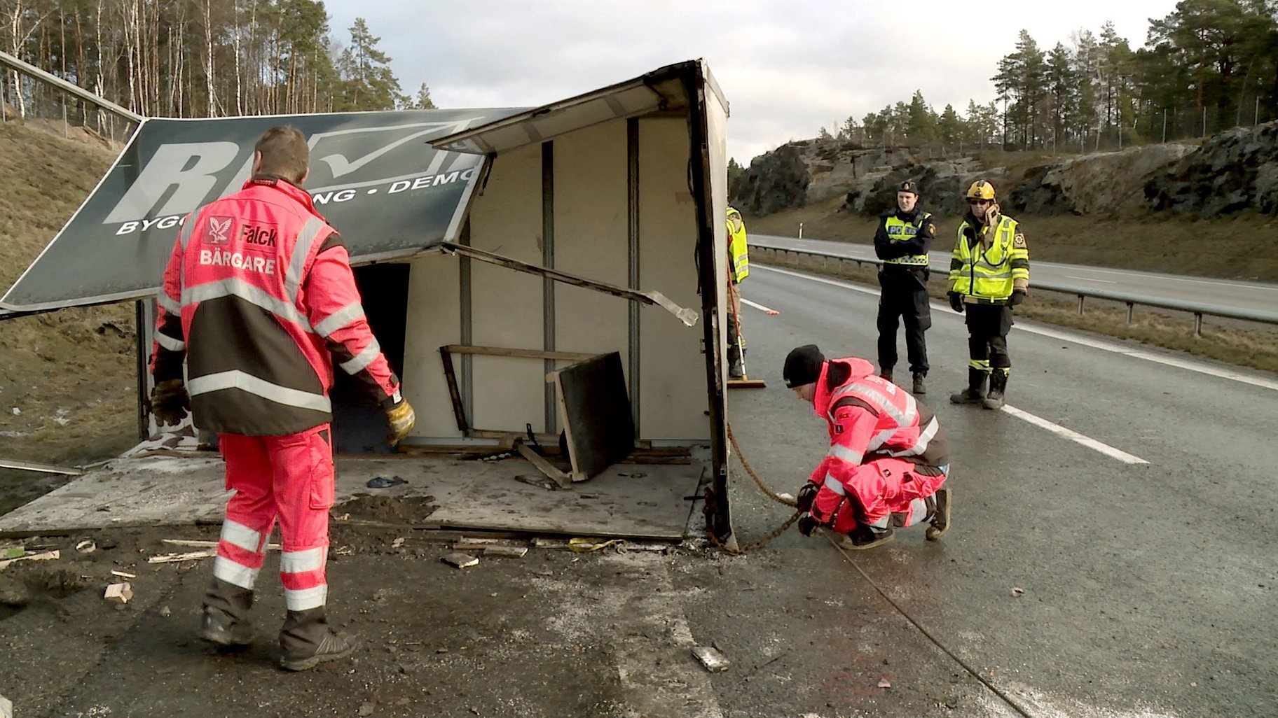 2. En bil står i lågor