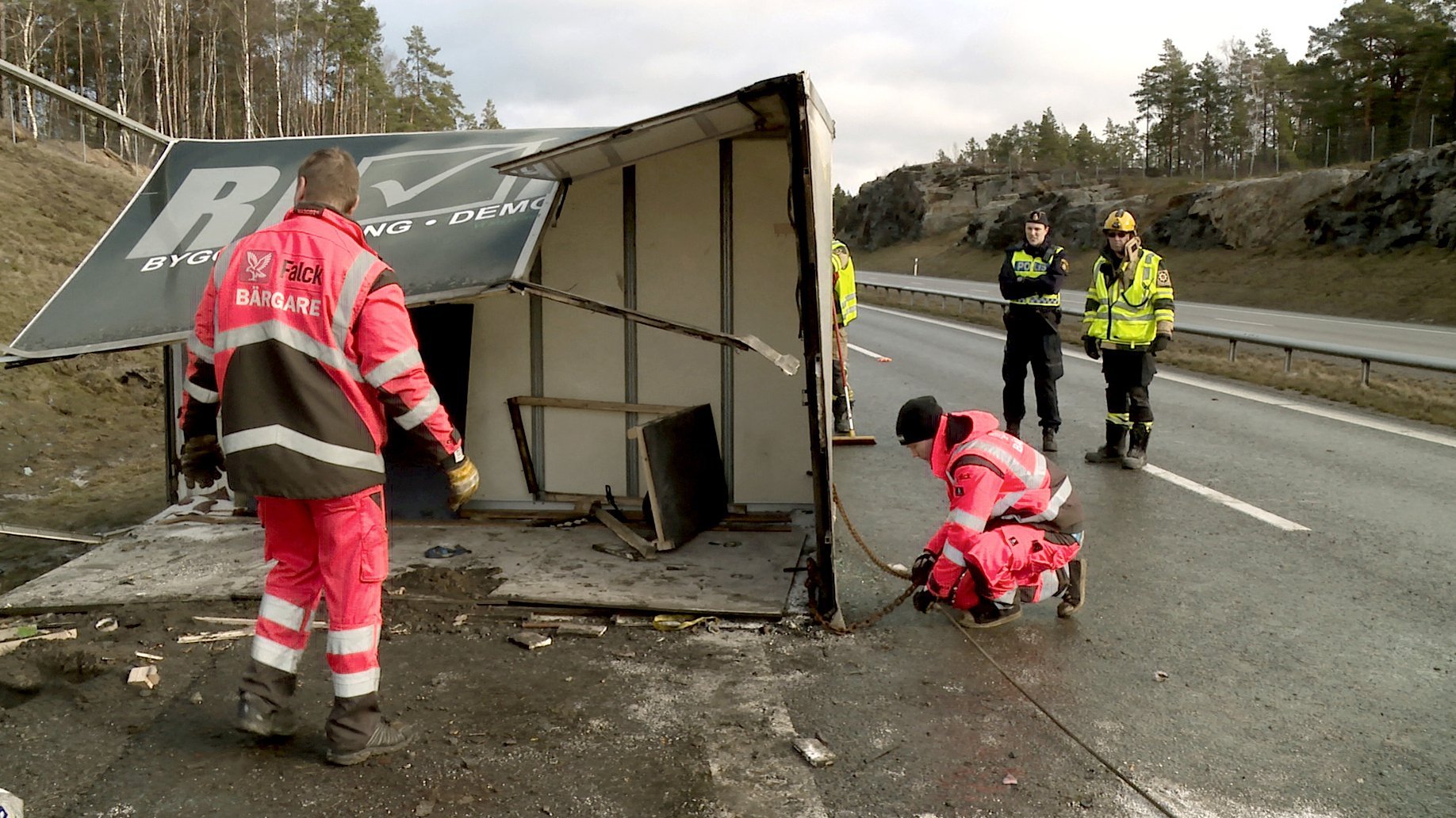 2. En bil står i lågor