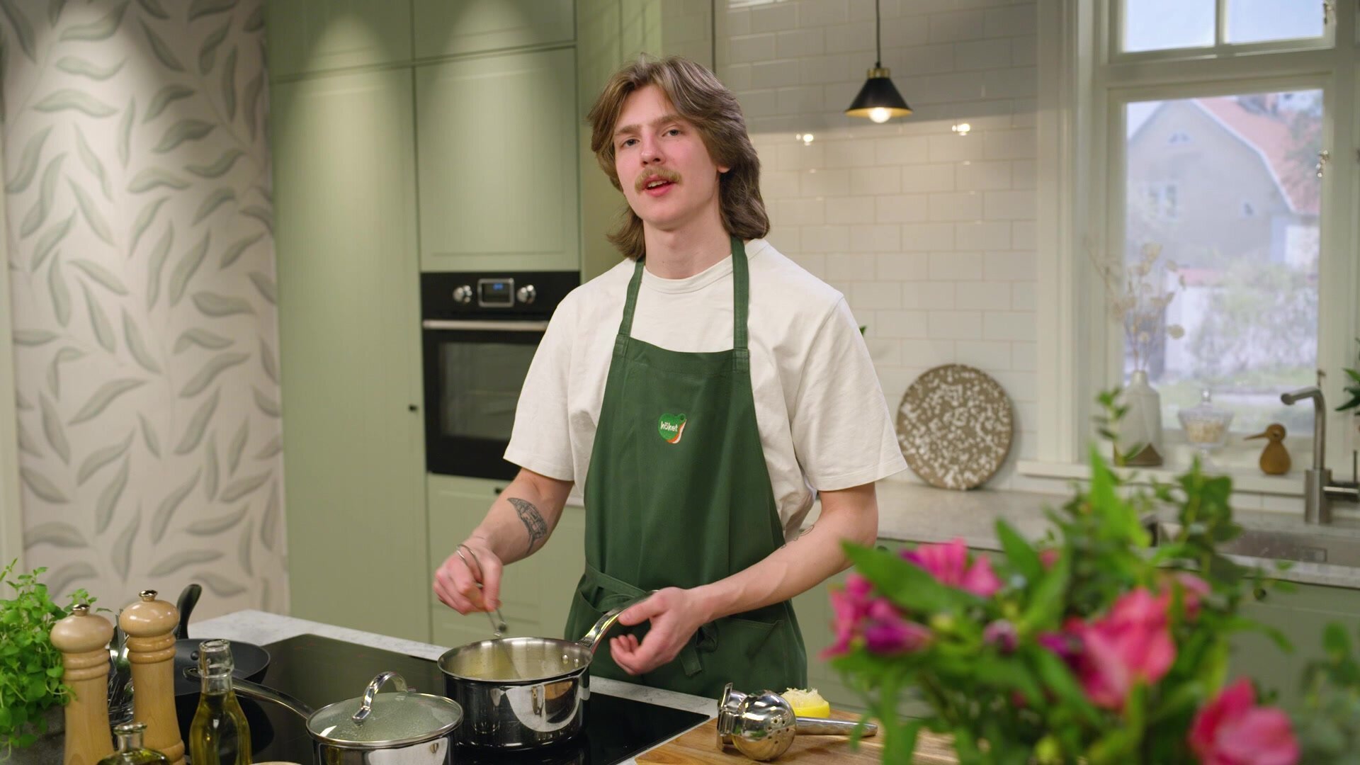 126. Stekt lax med citronsmörsås och picklad fänkål