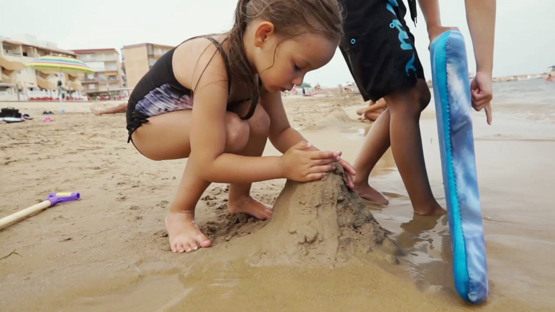 28. Bygga sandslott på stranden