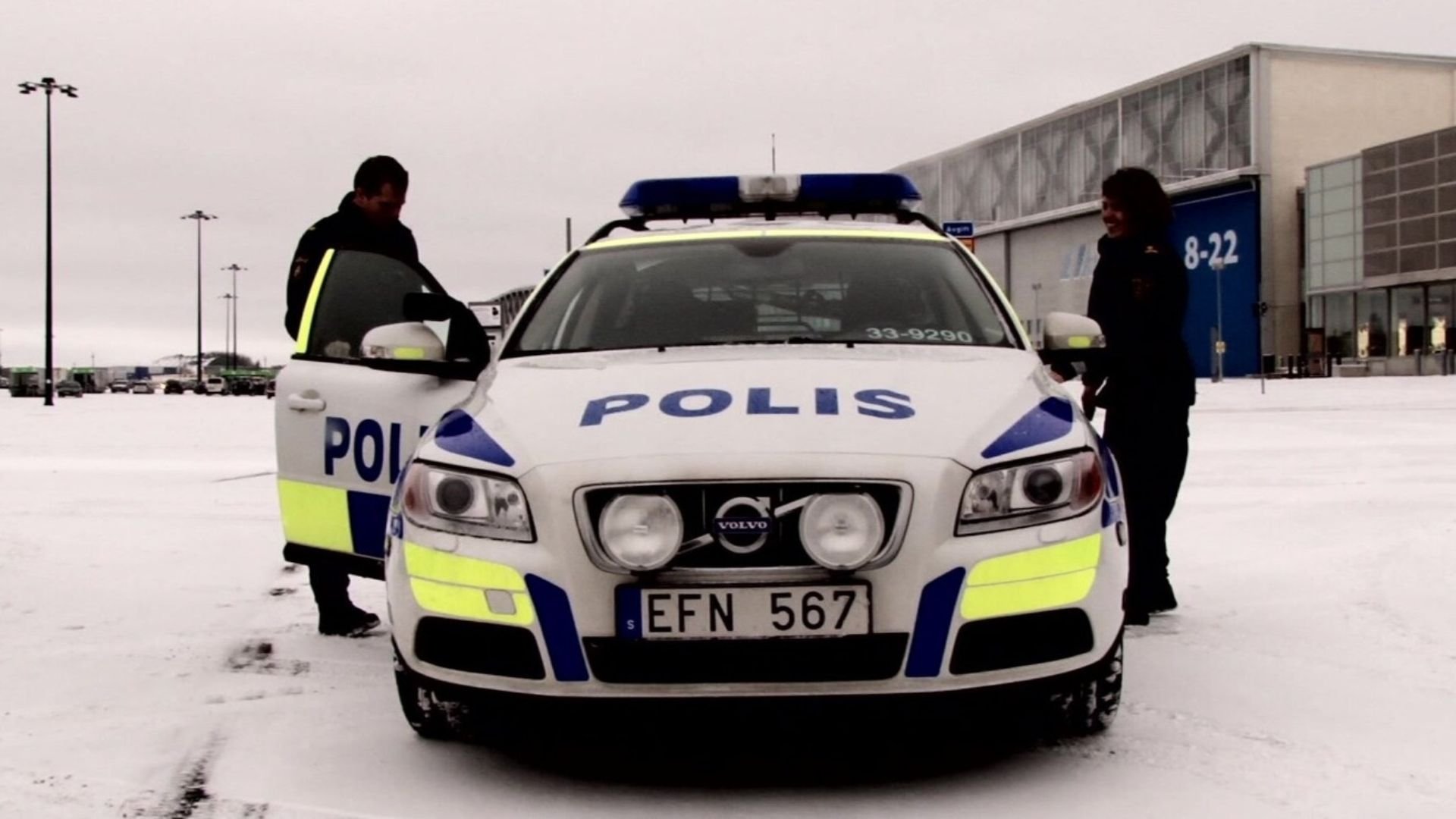 20. Poliser åker i polisbil