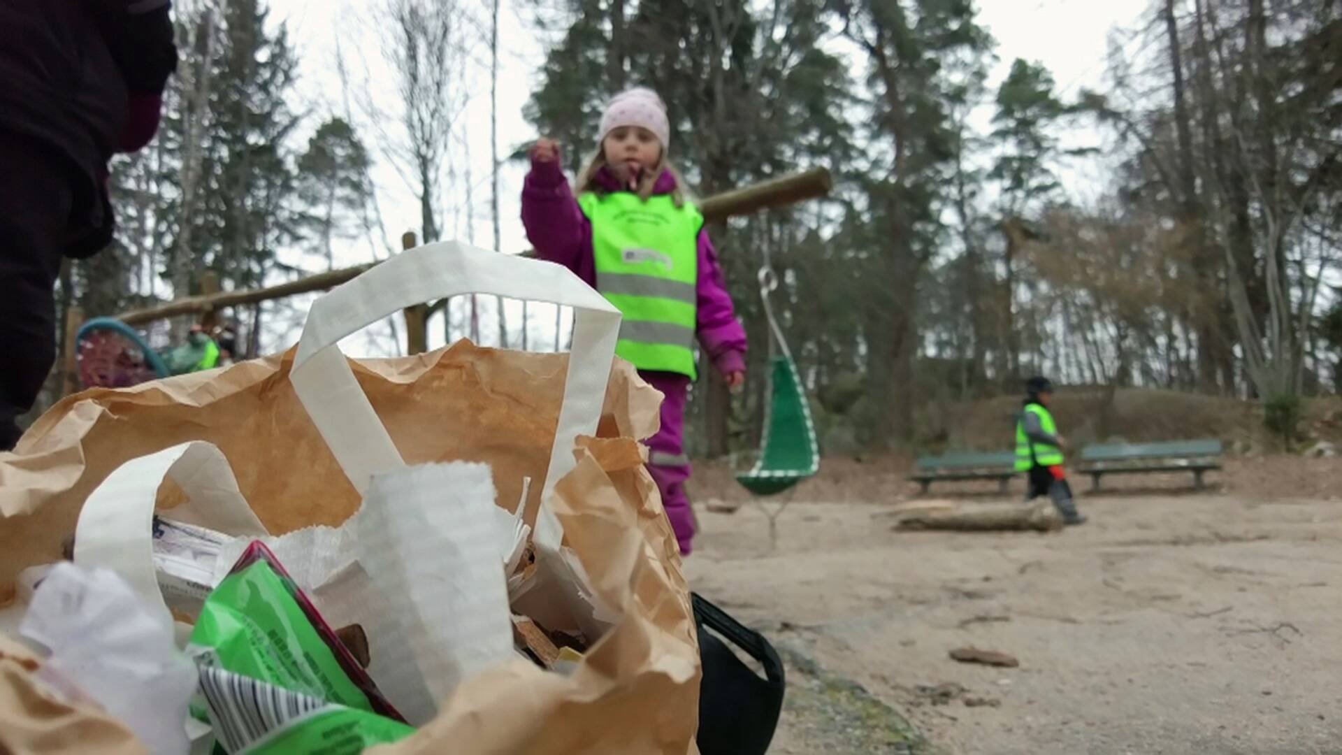 19. Plockar skräp